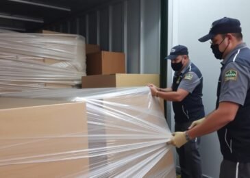 فريق متخصص في نقل عفش من جدة إلى أبها يقوم بتغليف الأثاث بعناية