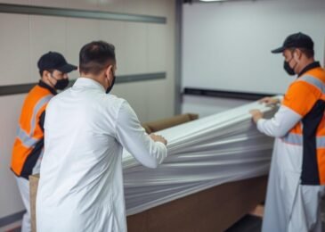 فريق متخصص في نقل عفش من جدة إلى أضم يقوم بتغليف الأثاث بعناية