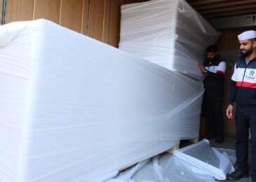 فريق متخصص في نقل عفش من جدة إلى الكامل يقوم بتغليف الأثاث بعناية