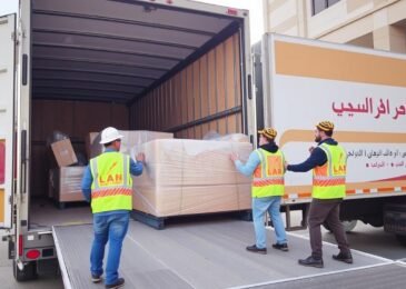 فريق متخصص في نقل عفش من جدة إلى الليث يقوم بتحميل الأثاث في شاحنة مجهزة