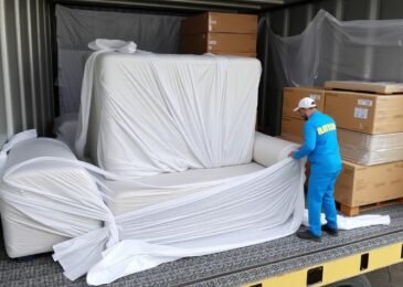 فريق نقل عفش من جدة إلى حفر الباطن يقوم بتغليف الأثاث بعناية