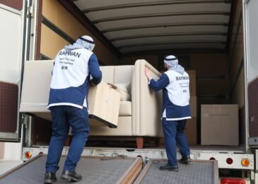 فريق نقل عفش من جدة إلى خميس مشيط يقوم بتحميل الأثاث بطريقة احترافية