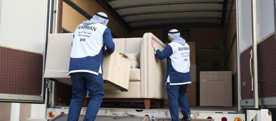 فريق نقل عفش من جدة إلى خميس مشيط يقوم بتحميل الأثاث بطريقة احترافية