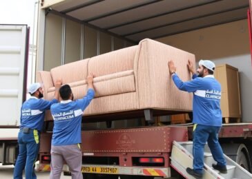 فريق نقل عفش من جدة إلى رفحاء يقوم بتحميل الأثاث بطريقة احترافية