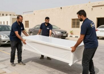 فريق نقل عفش حي البوادي جدة يقوم بتغليف الأثاث بعناية