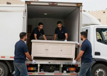 فريق نقل عفش حي الحمراء جدة أثناء العمل