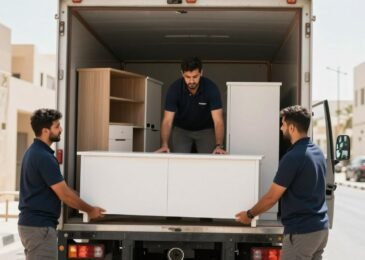 فريق نقل عفش حي السامر جدة يقوم بتحميل الأثاث بطريقة احترافية