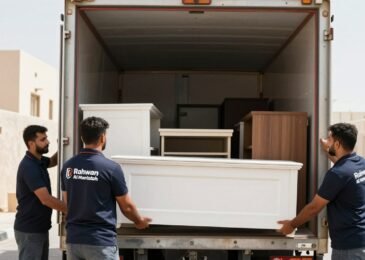 فريق نقل عفش حي النعيم جدة يقوم بتحميل أثاث منزلي في شاحنة مجهزة