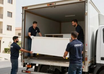 فريق نقل عفش محترف في جدة يقوم بتحميل الأثاث بعناية
