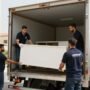 فريق نقل عفش محترف في جدة يقوم بتحميل الأثاث بعناية