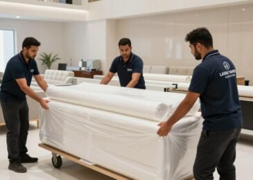 فريق نقل عفش محترف في حي المرجان جدة يقوم بتغليف الأثاث